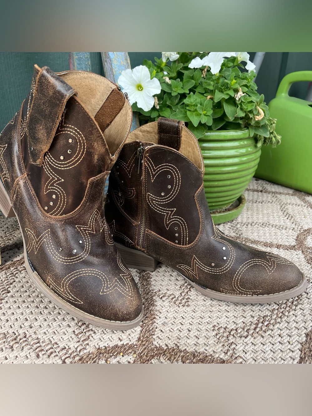 Sterling River Distressed Cowboy Ankle Booties Women’s Size 11M